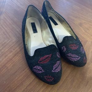 Lip pattern flats